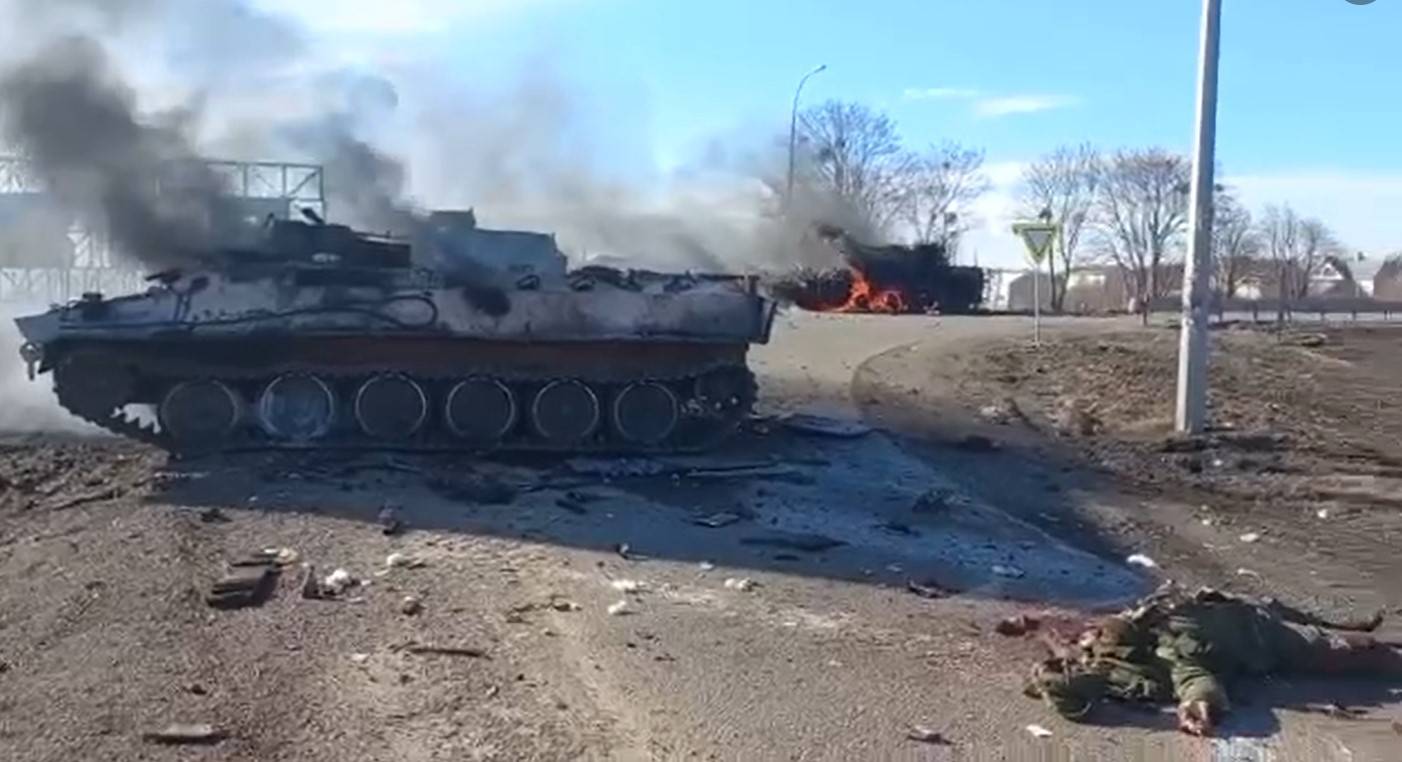 В друг пост той публикува видеоклип с поразен руски танк и труп на руски войник до него